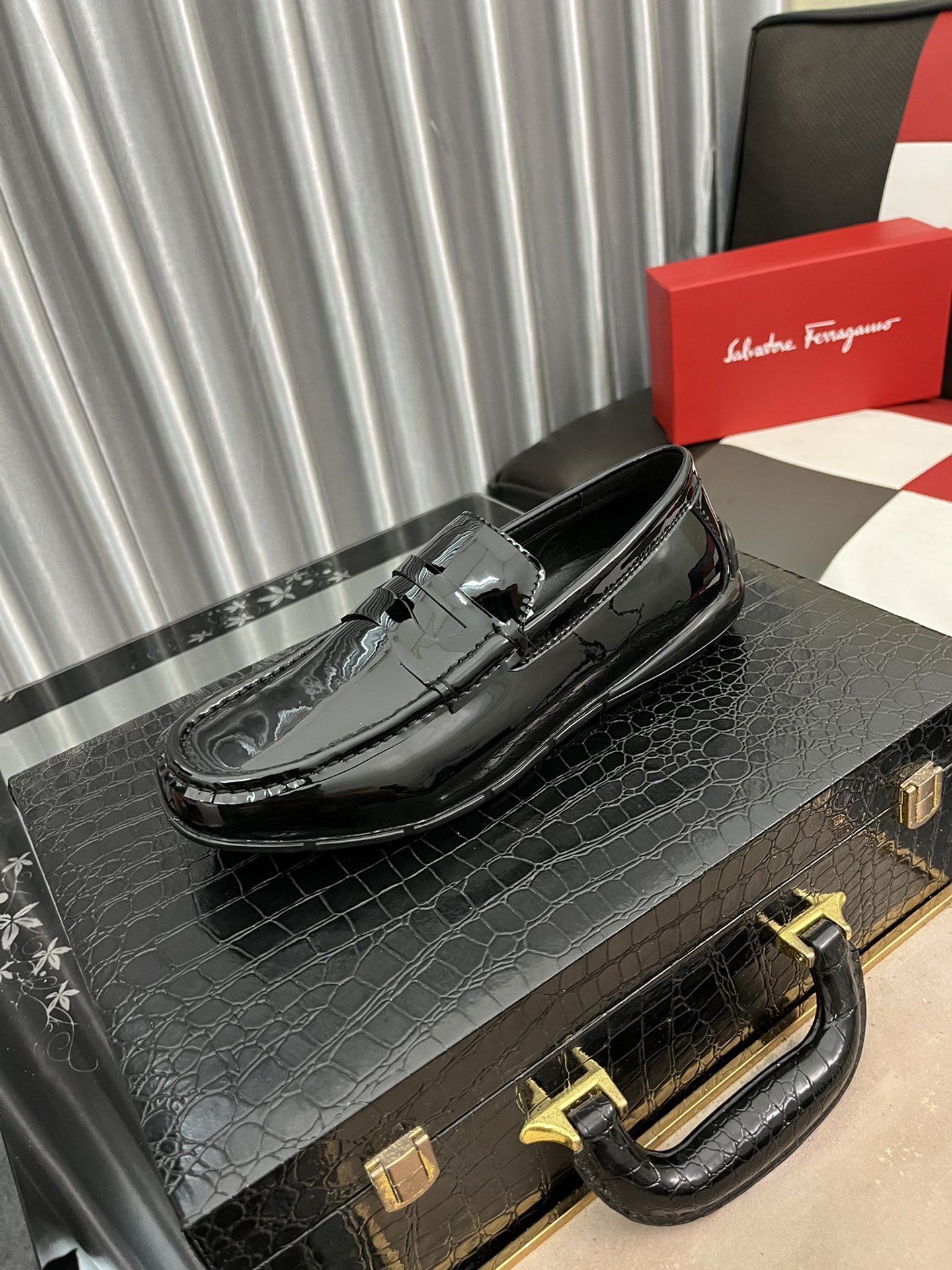 J0 Ferragamo菲拉格慕男士皮鞋，豆豆鞋每一位成功男士的身份衬托，上脚大气稳重高端定制专柜原版金属扣海外独家购入进口牛皮压花柔软舒适的真皮内里垫脚 不管风吹雨打鞋楦不变，经得起时间的验证，值得推荐，