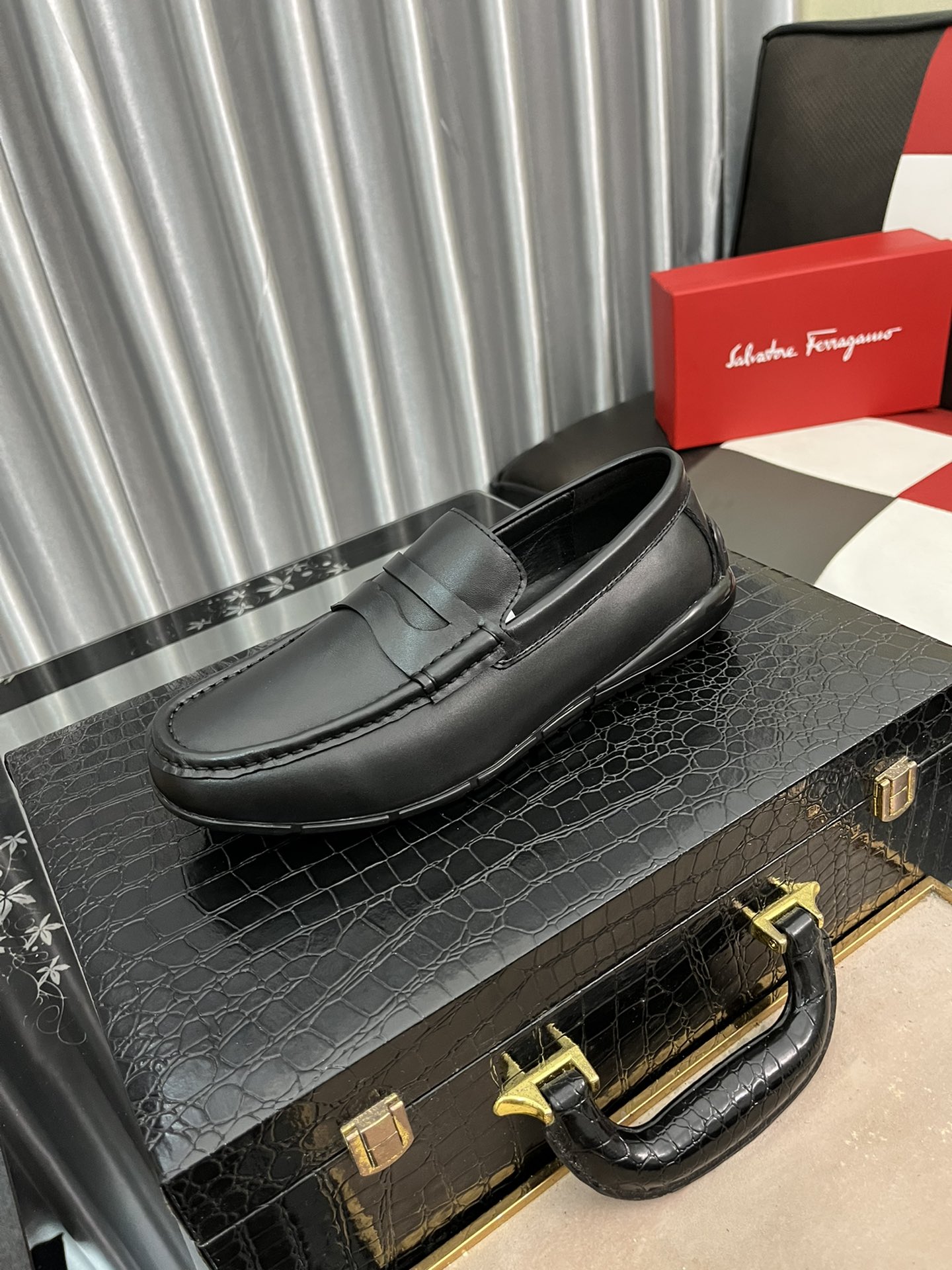 J0 Ferragamo菲拉格慕男士皮鞋，豆豆鞋每一位成功男士的身份衬托，上脚大气稳重高端定制专柜原版金属扣海外独家购入进口牛皮压花柔软舒适的真皮内里垫脚 不管风吹雨打鞋楦不变，经得起时间的验证，值得推荐，