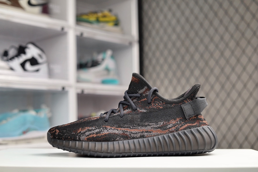 H0 Yeezy Boost 350 V2″MX Oat”纯正莞产 外贸订单口碑惊人 原厂套楦 进口机台打造完美鞋型 满钉油性爆米花 原厂针织面 鞋型细节后跟收缩度完美 上脚轻易乱真 毕竟没人会趴着看你细节 为保证脚感 建议选大半码