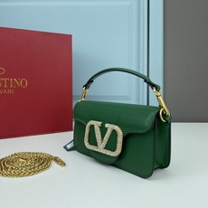 小号VALENTINO MINI LOCÒ仿水晶装饰手袋-VLogo Signature施华洛世奇®仿水 小号VALENTINO MINI LOCÒ仿水晶装饰手袋-VLogo Signature施华洛世奇®仿水