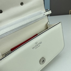 小号VALENTINO MINI LOCÒ仿水晶装饰手袋-VLogo Signature施华洛世奇®仿水 小号VALENTINO MINI LOCÒ仿水晶装饰手袋-VLogo Signature施华洛世奇®仿水