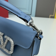 小号VALENTINO MINI LOCÒ仿水晶装饰手袋-VLogo Signature施华洛世奇®仿水 小号VALENTINO MINI LOCÒ仿水晶装饰手袋-VLogo Signature施华洛世奇®仿水