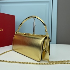 大号VALENTINO MINI LOCÒ仿水晶装饰手袋-VLogo Signature施华洛世奇®仿水 大号VALENTINO MINI LOCÒ仿水晶装饰手袋-VLogo Signature施华洛世奇®仿水