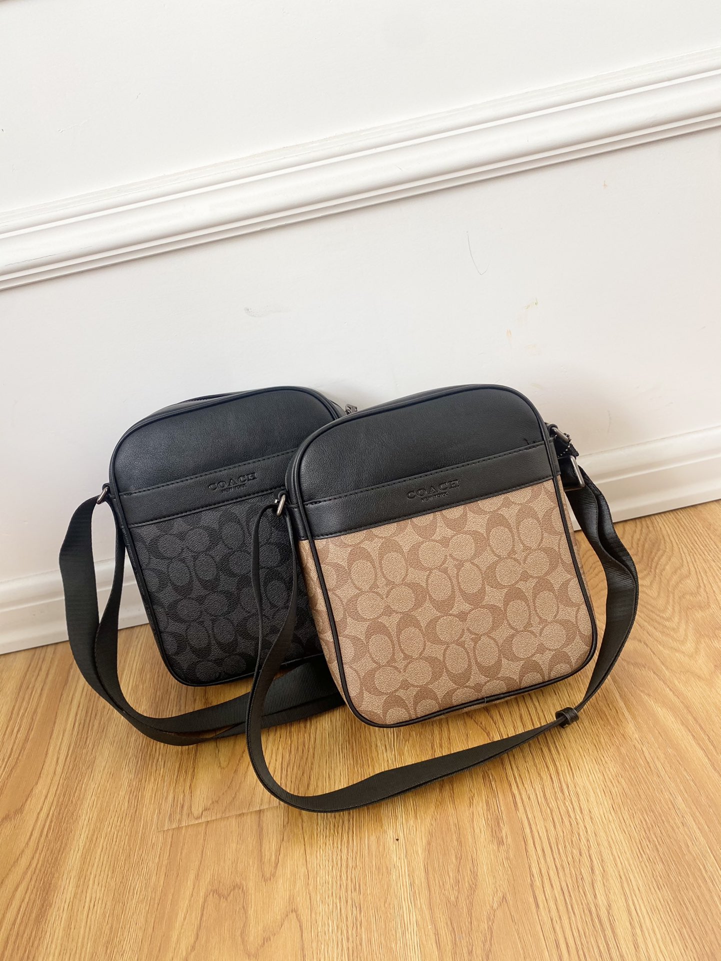 J5  Coach 蔻驰   Charles 单肩斜挎包 经典Logo搭配原厂工艺材质 休闲百搭 采用精湛镶嵌细工，实物拍摄 原版面料 配送小票 防尘袋 27 x 24cm。