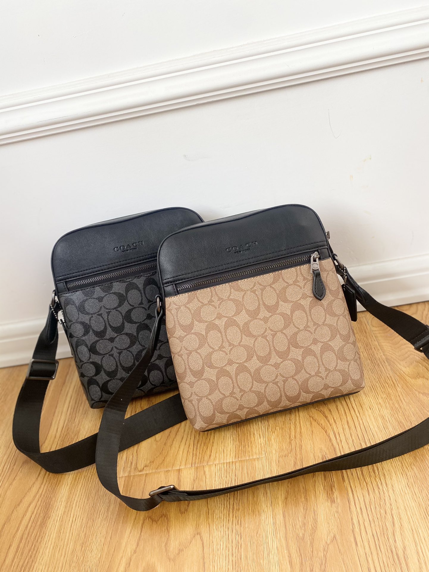 J5  Coach 蔻驰   Charles 单肩斜挎包 经典Logo搭配原厂工艺材质 休闲百搭 采用精湛镶嵌细工，实物拍摄 原版面料 配送小票 防尘袋 27 x 25 cm。