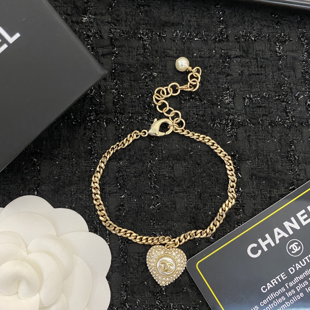 编码H485 🛍香奈儿手链热销款🔥爆上新🆕🆕🆕😎CHANEL22A浅金爱心手链，一致专柜🆕，黄铜材质💕外