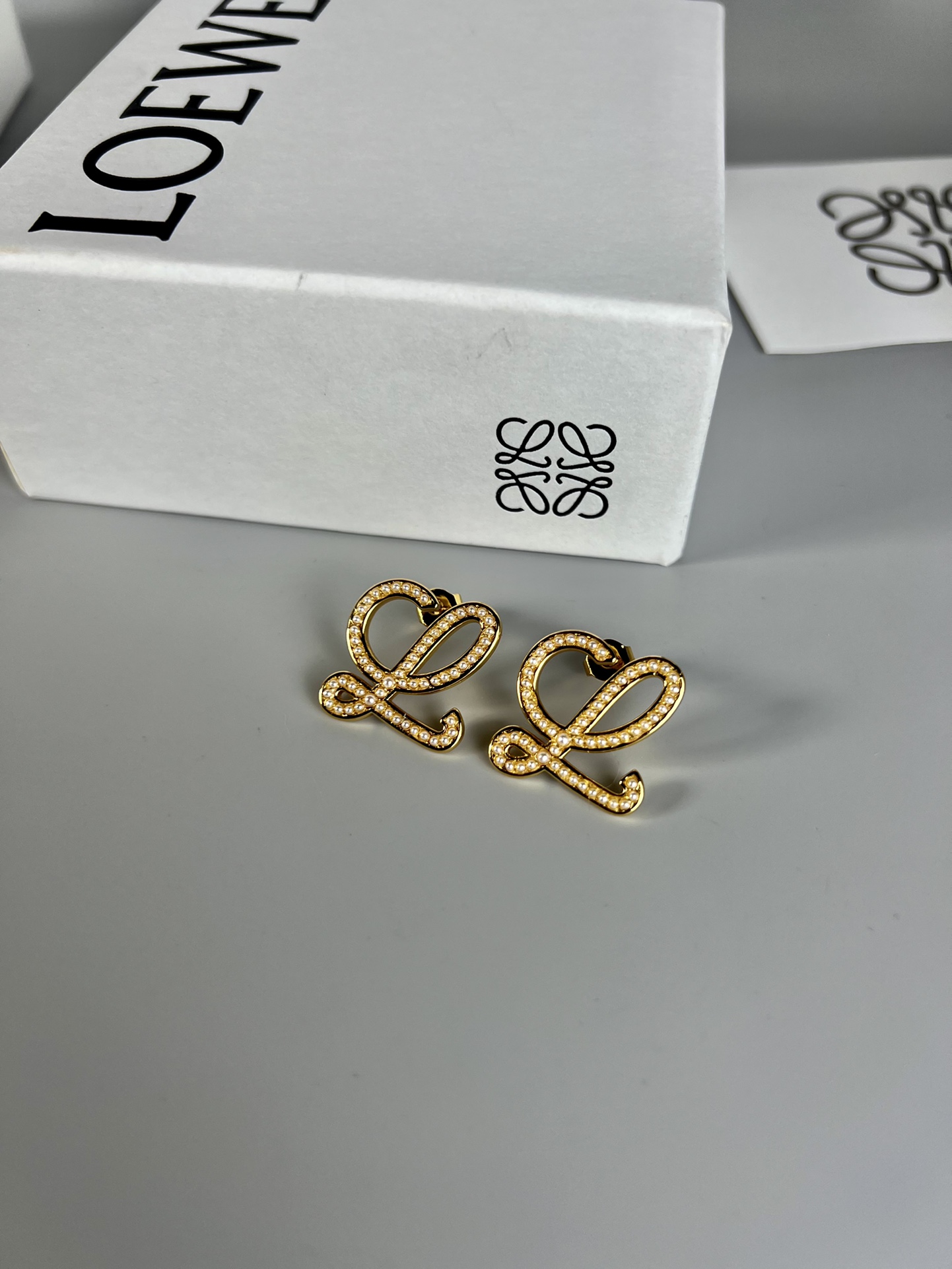 Title: “Loewe Simple Ear Nail Review: Elegant and High-Quality Jewelry” - 图片 4