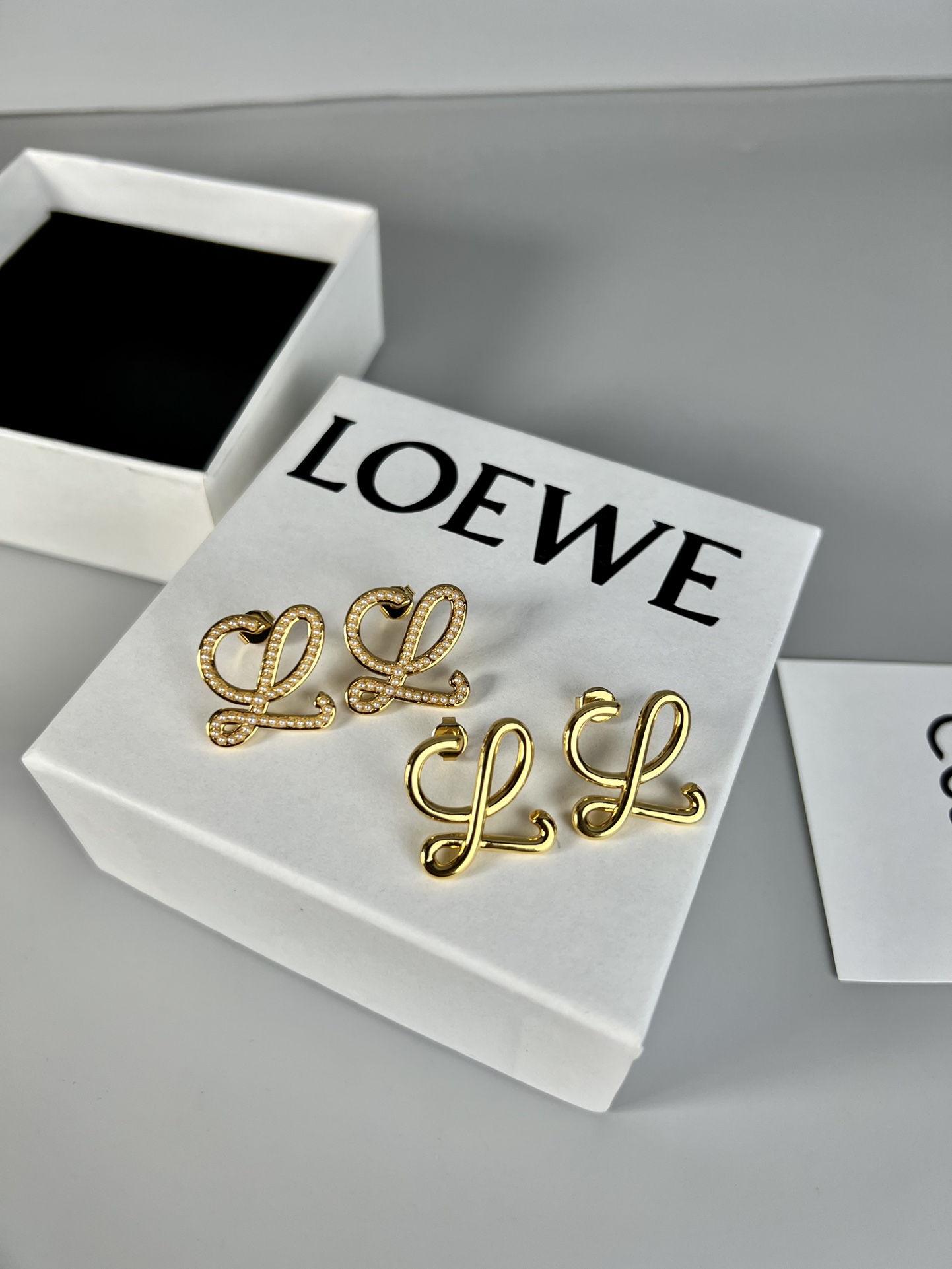 Title: “Loewe Simple Ear Nail Review: Elegant and High-Quality Jewelry” - 图片 8