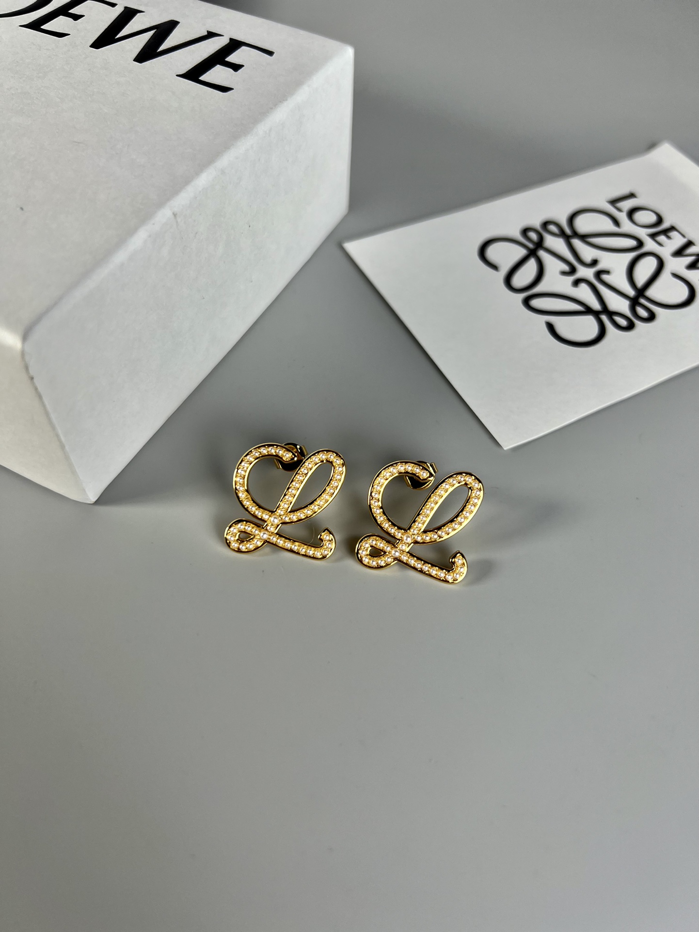 Title: “Loewe Simple Ear Nail Review: Elegant and High-Quality Jewelry” - 图片 6