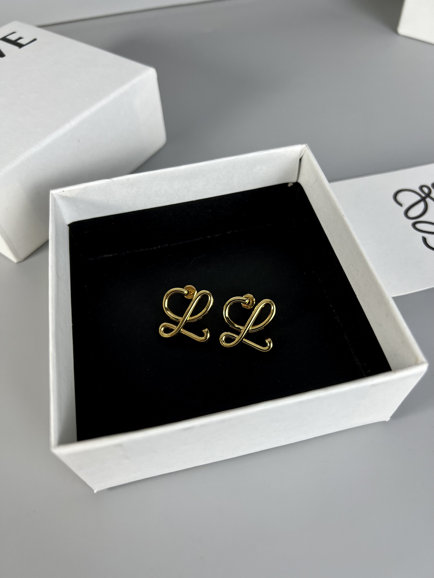 Title: “Loewe Simple Ear Nail Review: Elegant and High-Quality Jewelry” - 图片 3