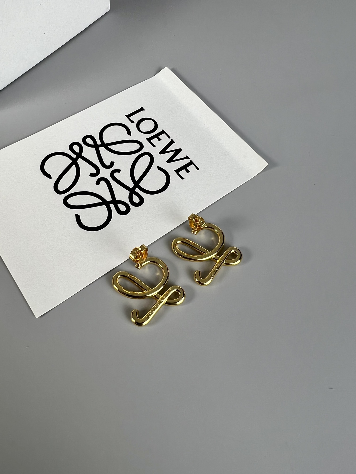 Title: “Loewe Simple Ear Nail Review: Elegant and High-Quality Jewelry” - 图片 2