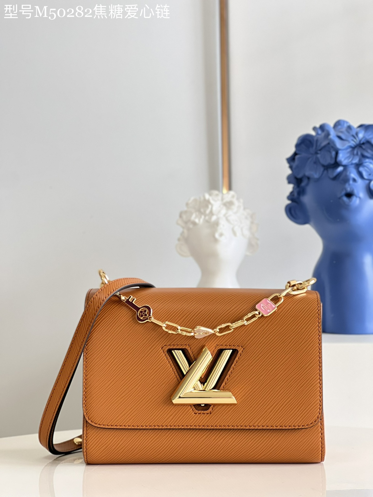 NO:399137,[Exclusive real photo M50282 caramel love chain] m50280 Twist medium chain bag in the resort series declares neoclassical style. The brand's iconic Epi leather is embellished with the sculptural LV Twist twist lock, releasing the dazzling luster of metal. The clever wavy bottom hides the mysterious capacity; the slide chain shoulder strap folds or unfolds to achieve the shoulder or crossbody experience, and attends day and night with a beautiful temperament. Detailed features 23 x 17 x 9.5 cm (length x height x width) P.,LV [original leather],louis vuitton19860909【独家实拍M50282焦糖爱心链】m50280 Twist 中号链条包于 度假系列宣告新古典主义风尚.取材品牌标志性 Epi 皮革,点缀宛如雕塑般的 LV Twist 扭锁,释放金属的耀目光泽.巧妙的波浪形包底暗藏容量玄机；滑链肩带折叠或展开,实现肩背或斜挎体验,以唯美气质出席昼夜场合.详细特征23 x 17 x 9.5 厘米 (长度 x 高 x 宽) P.,LV【原厂皮】,louis vuitton,Bag