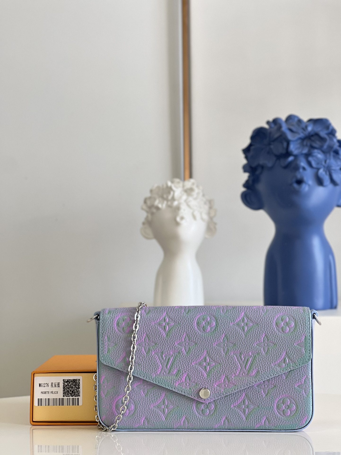 NO:399143,【Exclusive real photo M61276 Star Blue】Felicie three-in-one handbag is elegant and luxurious, with two removable pockets, making it a fashionable choice for carrying and organizing your daily necessities. It is not just a wallet, but it can also be used as a charming handbag or small handbag after removing the gold chain. It can be held in a cross-body hands and shoulders. Size 21x11x2cm Z., LV [original leather], louis vuitton19860909【独家实拍M61276星辰蓝】Felicie三合一手袋优雅华贵,内含两个可脱卸口袋,是携带整理您的日常用品的时尚之选.它不仅仅是款钱夹,除去金色链条后,它还可以用作迷人的手包或小型手袋 可斜挎手拿肩背.尺寸21x11x2cm Z.,LV【原厂皮】,louis vuitton,Bag