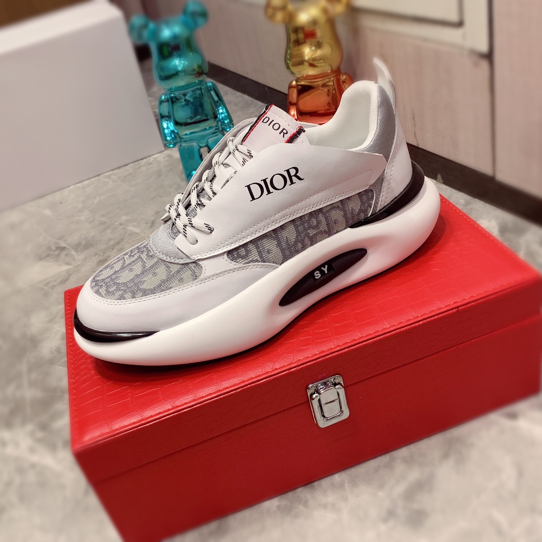 J0     迪奥  最新爆款休闲鞋，顶端品牌 奢侈～代购，顶级～质量。专柜同卖产品 鞋面選用进口透气原版牛皮搭配布面料材质透气羊皮内里精细做工。原版个性时尚柔软橡膠耐磨防滑大底，上脚轻巧舒适，实物拍摄實物更好看，012广州码: 38-44。2色可选