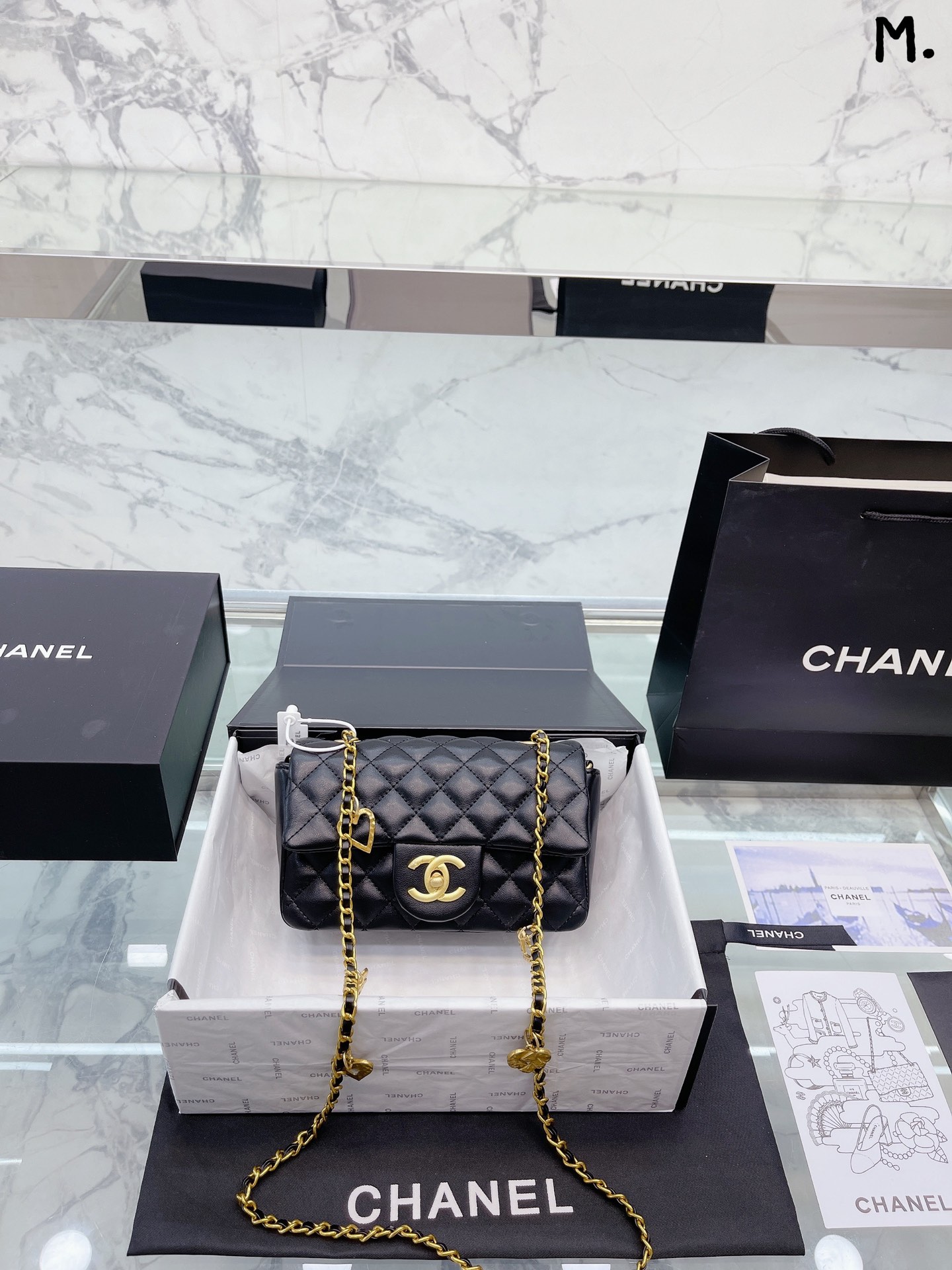 J0 爱心 小羊皮香奶奶 双C爱心链条方胖子 最美方胖子人间香奈儿 白富美小姐姐必备款 单独夸最让人挪不开眼 就是金属爱心链条也太高级~ 今年的小香包链条可以调节 这一点太人性化了不管是高个子还是小个子圈都可以驾驭 Chanel 20cm