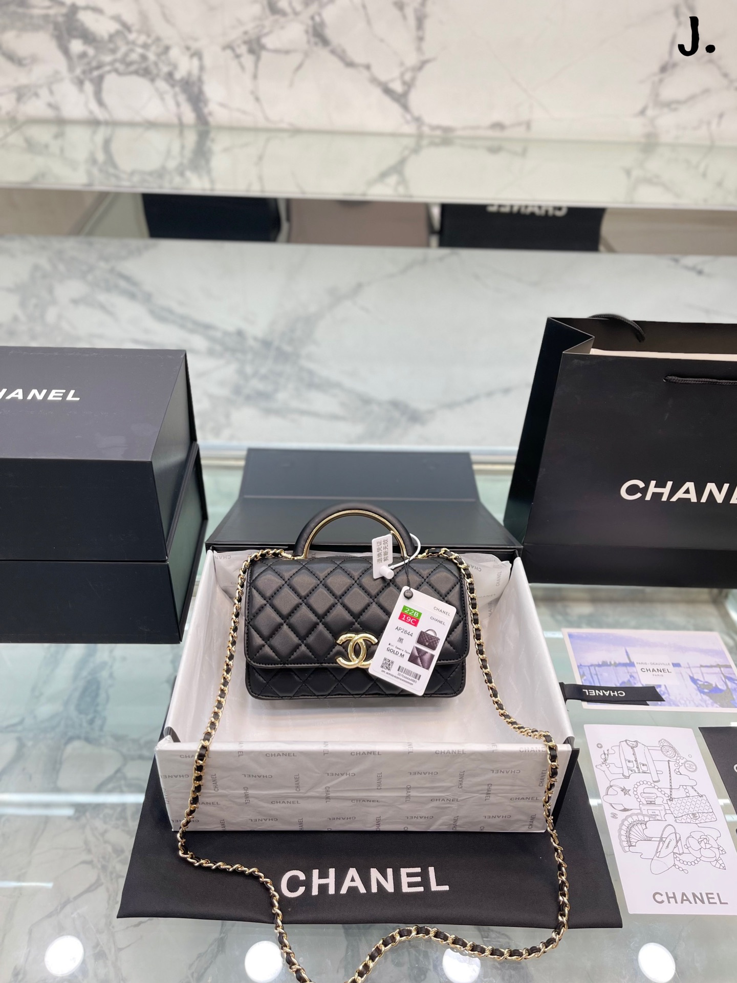 J5 Chanel 22A手柄 WoC，冷门又惊艳 很惊喜的一只 woC，多了手柄比经典款更精致了，手拎 也好好看 金属手柄拼接皮质，质感太棒了 可斜挎、腋下、手拎超洋气 可以放 尺寸19 13cm 折叠礼盒包装