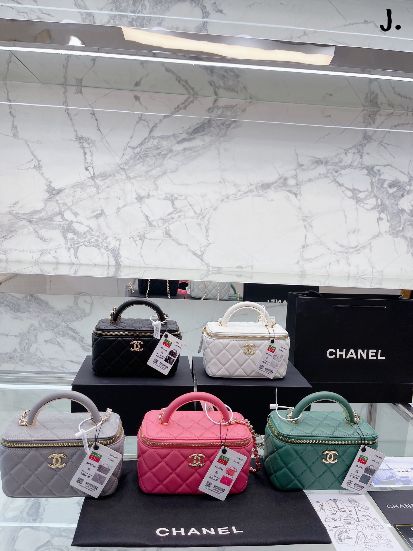 J5 Chanel 22A手柄 化妆箱，冷门又惊艳 很惊喜的一只，多了手柄比经典款更精致了，手拎 也好好看 金属手柄拼接皮质，质感太棒了 可斜挎、腋下、手拎超洋气 可以放 尺寸18 12cm 折叠礼盒包装