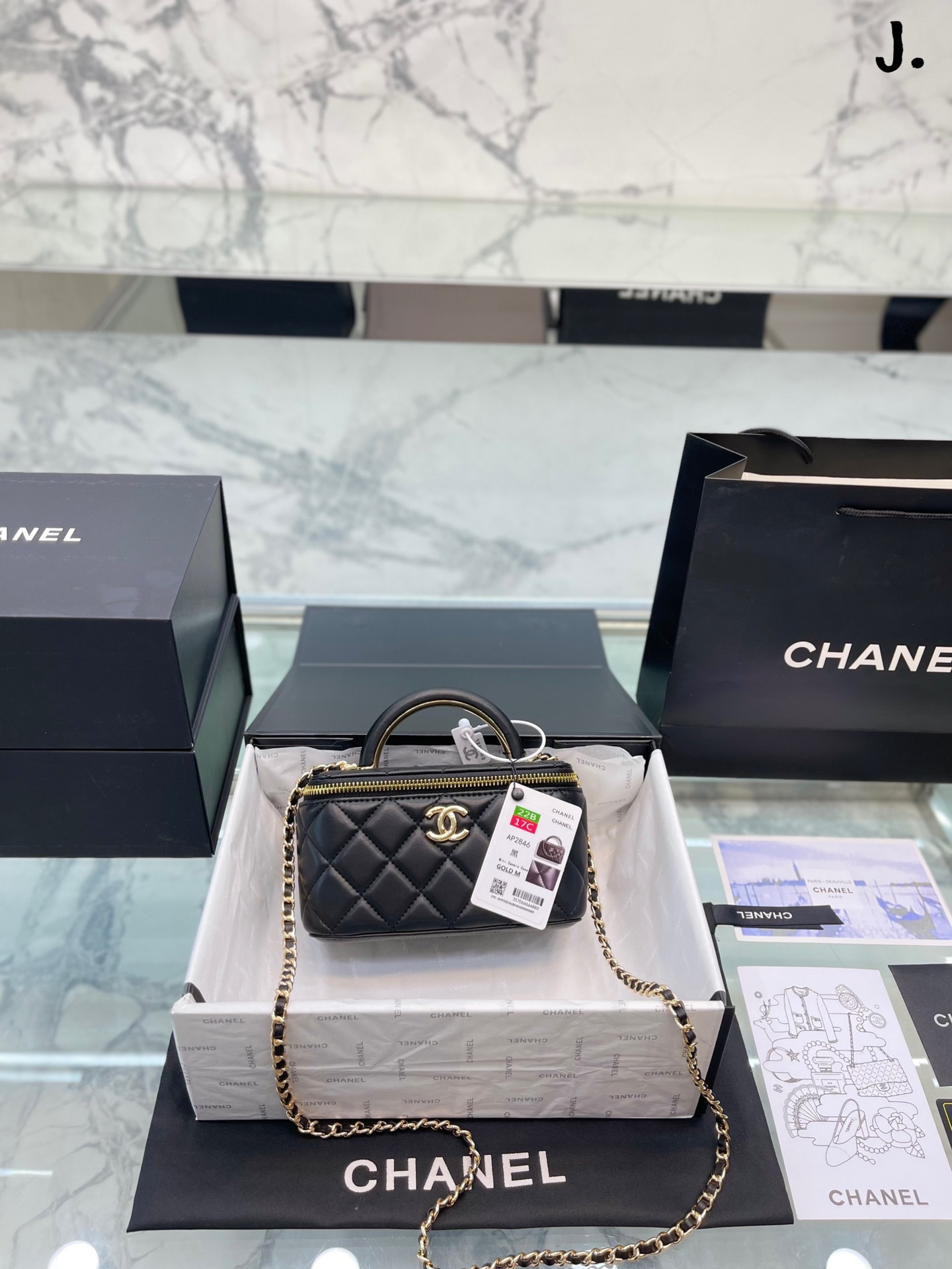 J5 Chanel 22A手柄 化妆箱，冷门又惊艳 很惊喜的一只，多了手柄比经典款更精致了，手拎 也好好看 金属手柄拼接皮质，质感太棒了 可斜挎、腋下、手拎超洋气 可以放 尺寸18 12cm 折叠礼盒包装”},”videoURL”:”