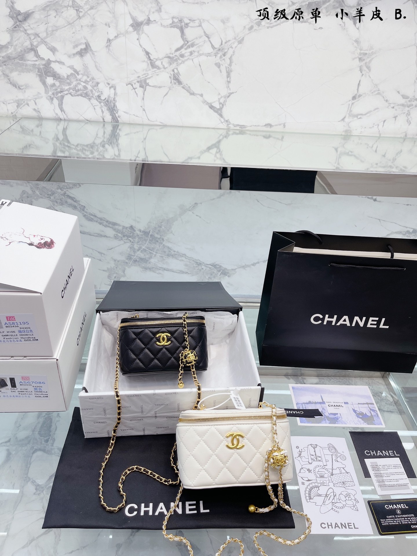 K0 小羊皮 核桃球  全新折叠礼盒包装 Chanel 香奈儿 新品 Ss22 纯皮金球mini化妆包专柜走秀款 这个太美啦简直chanel肩背斜挎款 多功能包，高级重工，原版定制品质 整体效果超级赞 杨幂同款独特又新颖 高品质 尺寸：16 10cm