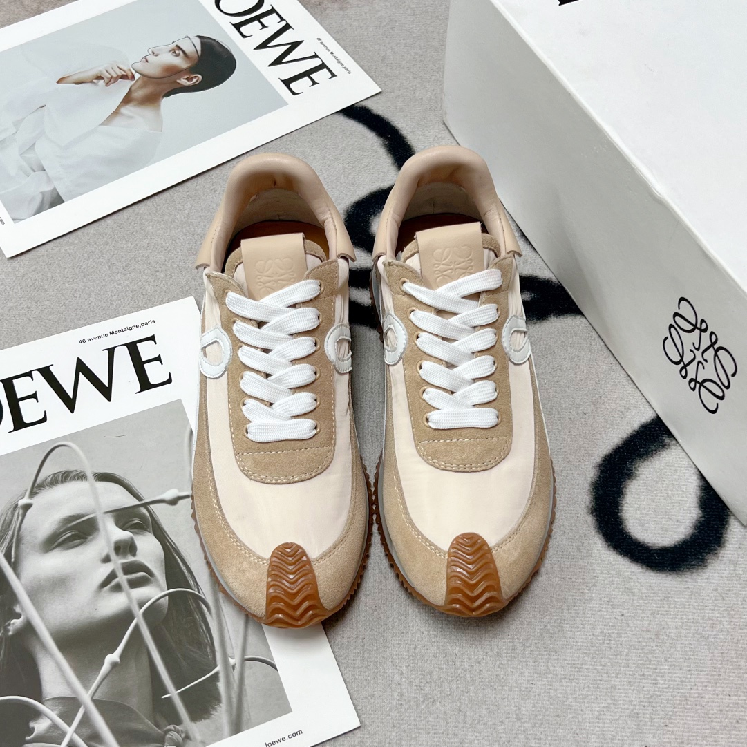 NO:670124,Lo*we moral training shoes for couples, endless sports power, bold and luxurious design, fashion craftsmanship and sports spirit combine to create a perfect art piece. They are so beautiful, so beautiful, so easy to wear, so comfortable. The shoes are very light, and there is no pressure when shopping. They are very versatile with skirts and pants. Mixed splicing fabrics (brushed cowhide/velvet fabric), breathable gauze lining, cowhide feet, long nose two-color combination bottom, original steel-printed logo badge... Size 35-44 Regular size  Cloth + leather full leather men's size plus 20, casual shoes/sports shoes, loewe, sneakers, skirts, cowhide19860909Lo*we罗意情侣款德训鞋,运动无止境威,设计大胆奢华,时尚工艺与运动精神融合创造出一款完美艺术单品 太美太好看太好穿太舒服了鞋子很轻便,逛街暴走零压力,配裙子裤子都非常百搭 混搭拼接面料(磨砂牛皮/丝绒布料),透气纱网内里,牛皮垫脚,长鼻子双色组合底,原版钢印Logo徽章…… 码数35—44正码 布+皮全皮男码加20,休闲鞋/运动鞋,loewe,sneakers,skirts,cowhide,Women's Shoes