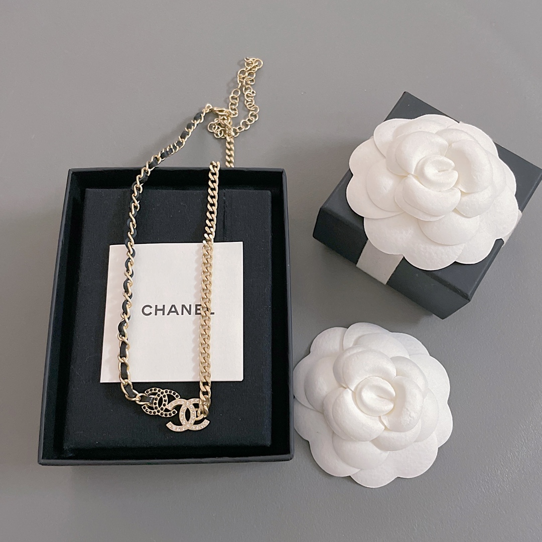 NO:634083,88180【Fragrant edge leather edge chain necklace】Z, super awesome, recommended for wall cracking!  The asymmetric design of the double C is simply beautiful!  Upgraded version of the one-piece double C model!  Classic logo elements are a must-have in every issue and will never go out of style!  Don’t be picky, don’t be afraid of stepping on others, and the contrasting color design is more fashionable and eye-catching!  The big C is made of white diamonds, and the small C is made of black diamonds, corresponding to the design of matching a chain on one side and a black leather chain on the other!  Super exquisite, the upper body is so fragrant, so pure and delicious!  I sighed a thousand times, it’s so beautiful!  This season every style is yyds, Cardia high-end jewelry1986090988180【香边皮边链项圈】Z ,超级赞,墙裂推荐！双c不对称的设计简直美绝了！升级版的连体双c款！经典的logo元素是每期都必入的,永不过时！不挑人不怕踩雷,撞色设计更加的时尚抢眼！大C是白钻的,小C是黑钻的,对应搭配一边链条一边黑皮链条的设计！超精致,上身太香了,可纯可欲！感叹一万遍,美呆了！这一季每一款都yyds,,卡迪亚高端饰品,Jewelry