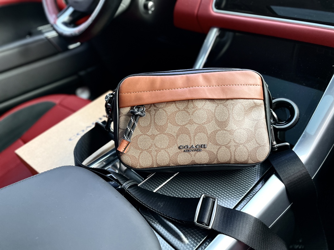 J0 高端货 “Coach Coach 蔻驰 ”相机包Craham 24拉链相机包。进口原厂面料面料高清五金logo标志、专用内里。顺滑拉链、油边平滑、做工精致每个细节到位男人必备款 配：礼盒5573规格22.5/14.5/5.5。p175