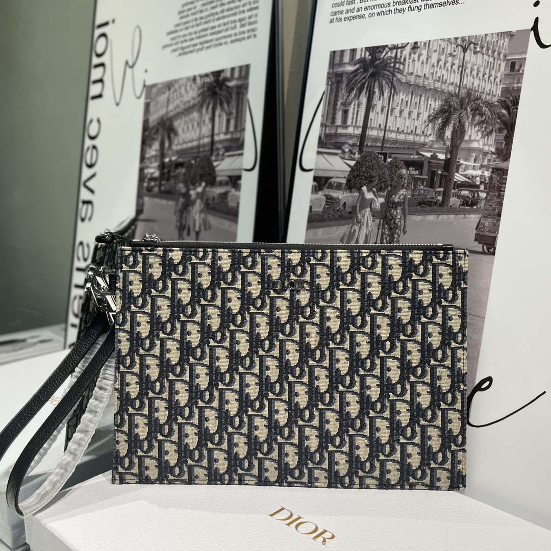 NO:671513,CA's A5 clutch is stylish and simple. Crafted from beige and black Oblique printed fabric with black grained calfskin details. A patch pocket inside the zippered compartment holds a card holder. Comes with a detachable leather strap that can be carried by hand or stowed in the bag. ·Beige and black Oblique print ·Metal-clad brass 'DIOR' logo on the front ·'DIOR' embossed logo on the inside ·Metal-clad brass zipper closure ·Removable leather strap  ·Internal patch pocket ·Card holder compartment ·Can be held in hand or put in handbag, Dior wallet, dior, wallets, handbag, cowhide19860909CA这款 A5 手拿包时尚简约.采用米色和黑色 Oblique 印花面料精心制作,饰以黑色粒面牛皮革细节.拉链隔层内设有贴袋,可容纳一个卡夹.搭配可拆卸的皮革带,可手拿或放入手袋中. ·米色和黑色 Oblique 印花 ·正面金属覆层黄铜“DIOR”标志 ·内侧饰以“DIOR”压花标志 ·金属覆层黄铜拉链开合 ·可拆卸皮革带 ·内部贴袋 ·卡夹隔层 ·可手拿或放入手袋中,Dior钱包,dior,wallets,handbag,cowhide,欧美剧