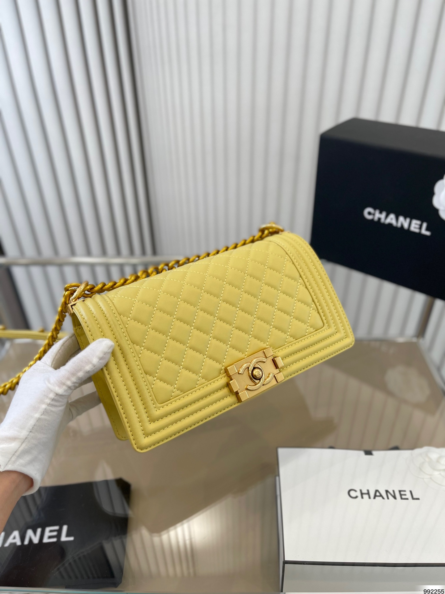 J5 9色折叠盒 香奈儿官网 CHanel leboy走在潮流前沿的香奶奶 经典必备款呀 很有意思也很吸引眼球的一款 万年不过时五金链也加粗了美美哒 不入可惜 尺寸：25 14