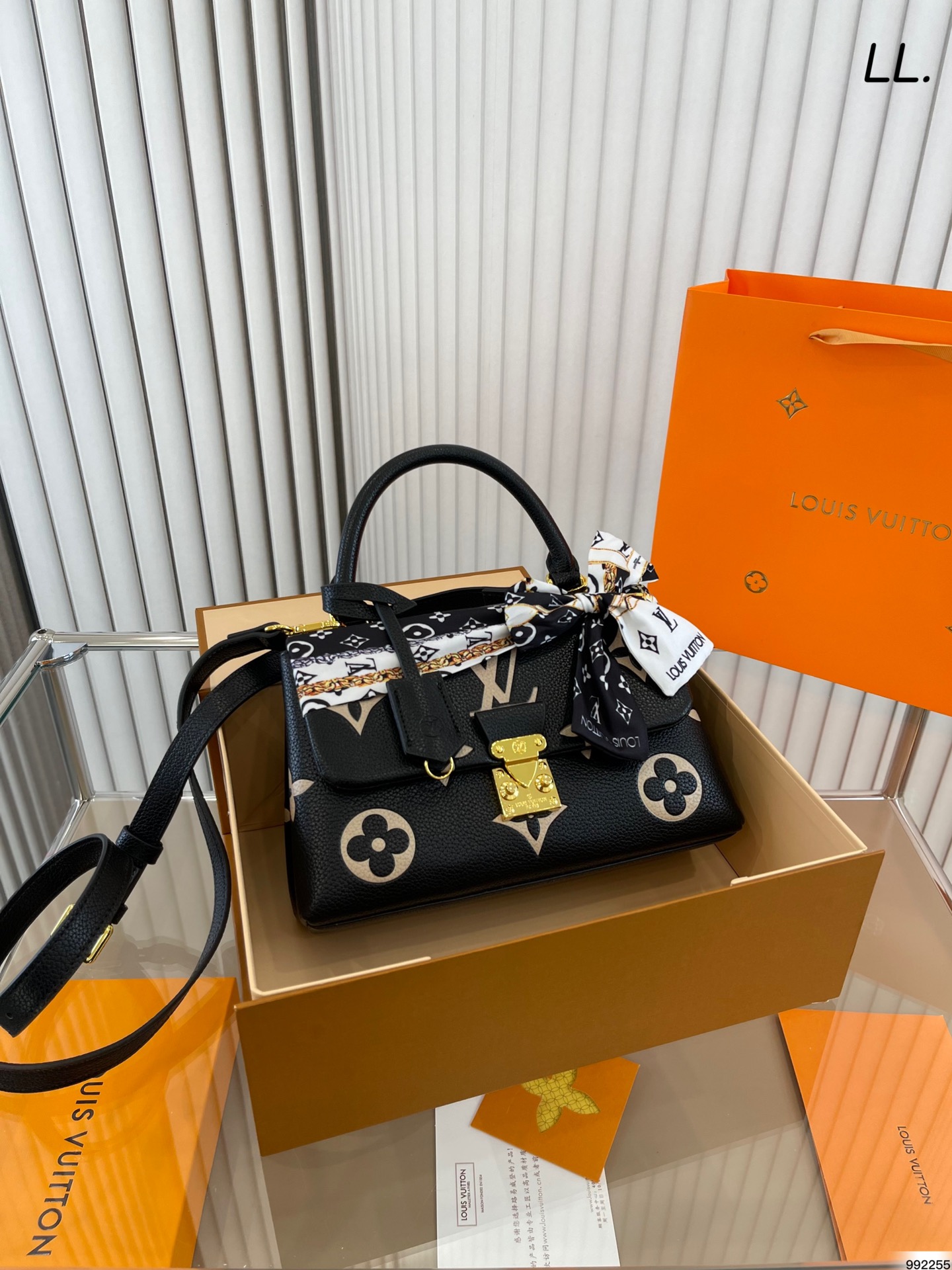 J5 4色折叠盒  Louis Vuitton 路易威登 LV  2022专柜 单肩斜挎小挎包手提款  Louis Vuitton 路易威登 LV 斜挎包超好背的 轻便好用容量很足 尺寸：24 15