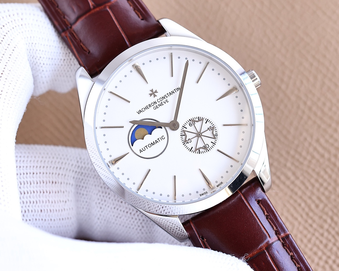 金白同价:550江诗丹顿 -Vacheron Constantin最新力荐,搭载定制版原装进口82s7机芯,9位日月星辰显示,5位独有四叶草小秒设计。储存动力超48小时。 【表壳】:316精钢(做工优质),顶级CNC切割工艺力求壳型完美 【表带】:意大利进口牛皮表带 【机芯】:进口82s7全自动机械机芯(走时稳定) 【玻璃】:高级强化镀膜镜面 【尺寸】:直径40mm,厚度12mm
