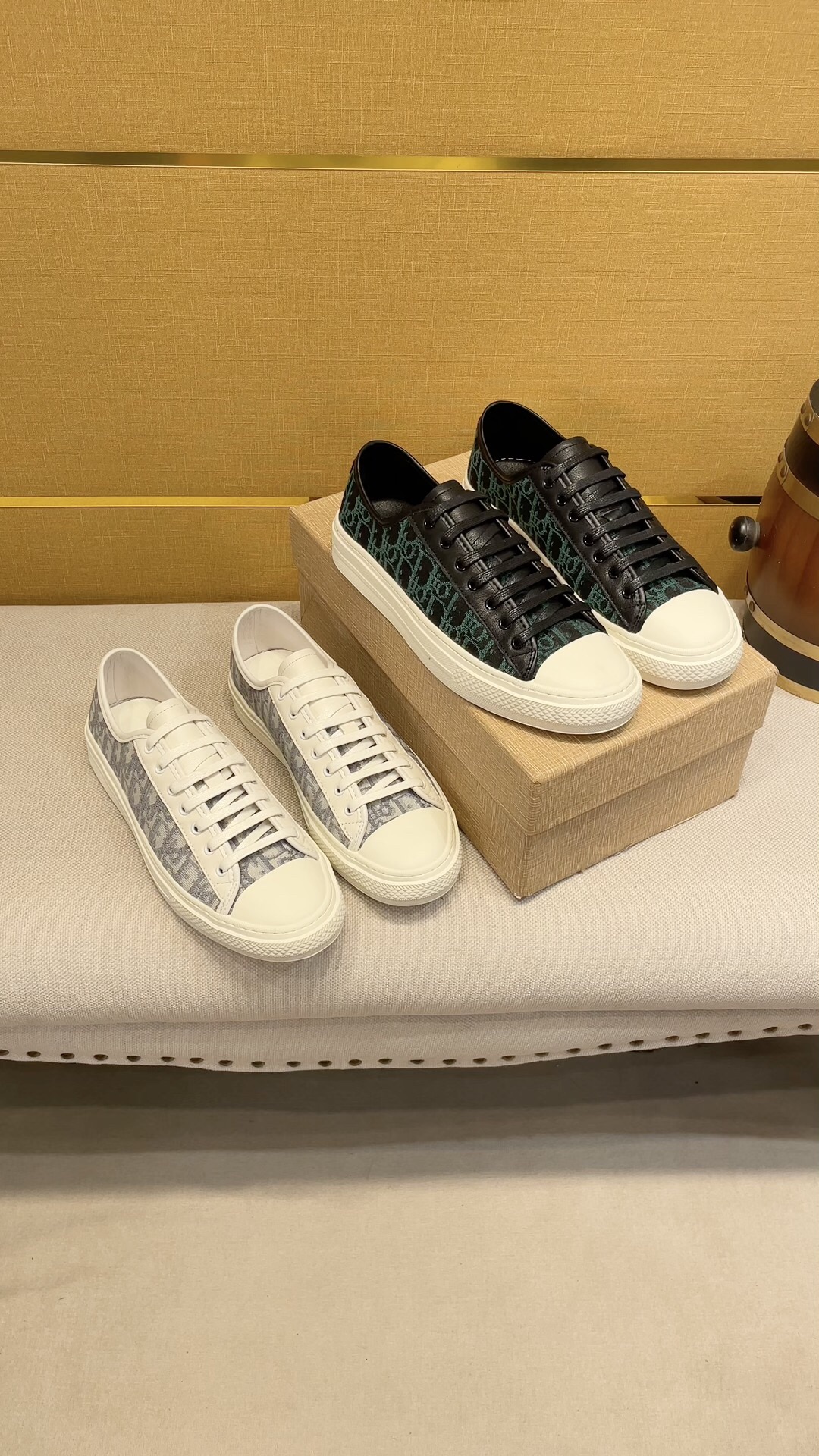 Dior 迪奥 休闲高帮运动风男鞋，香港专柜 潮男休闲鞋上市 。意大利进口原版小牛皮配原版专属迪奥面料皮里。欧美大师操刀设计 。完美造型打造专柜品质，纯色橡胶耐磨大底。经典炫头超级百搭也很舒服的。高档不失品味，时尚、新颖绝对的焦点38-44码2色可选，A19