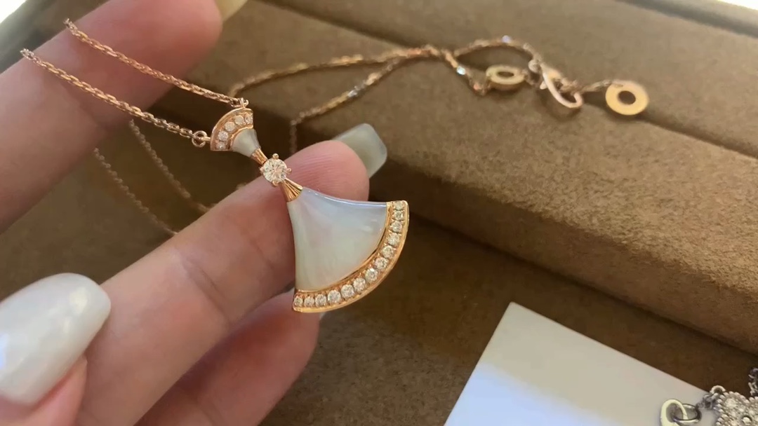Bvlgari 宝格丽 小裙子项链仙气十足白贝