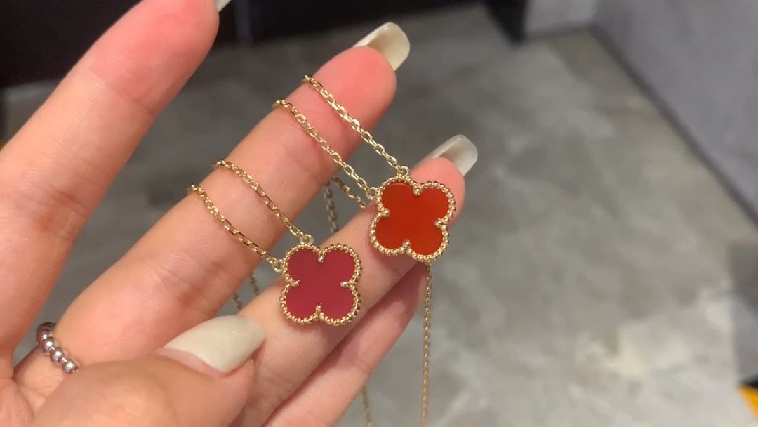 Van Cleef & Arpels 如果信念有颜色，那一定是“中国红”