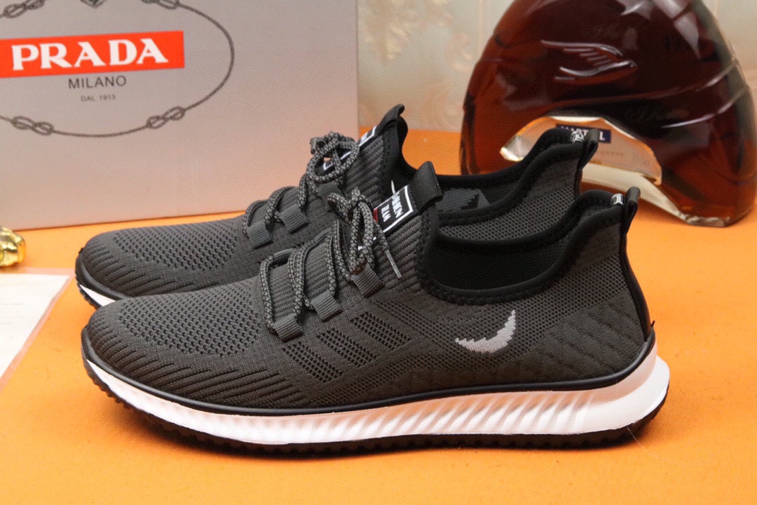 I0 高品质普拉达 米兰展新品男鞋出炉了，官网：1制作原版，续写魅力传承，创新与致敬年轻时尚的你必须拥有活动垫脚无臭脚；进口飞织弹力布鞋面耐磨橡胶底；适合四季穿着 ，时尚百搭。