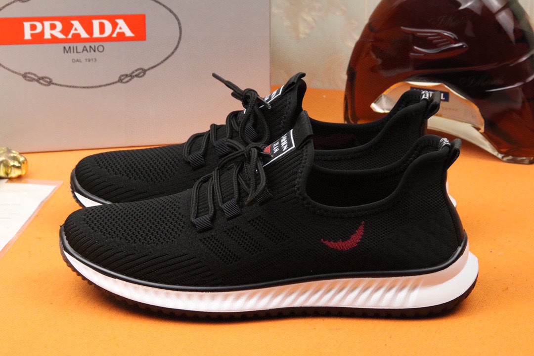 I0 高品质普拉达 米兰展新品男鞋出炉了，官网：1制作原版，续写魅力传承，创新与致敬年轻时尚的你必须拥有活动垫脚无臭脚；进口飞织弹力布鞋面耐磨橡胶底；适合四季穿着 ，时尚百搭。