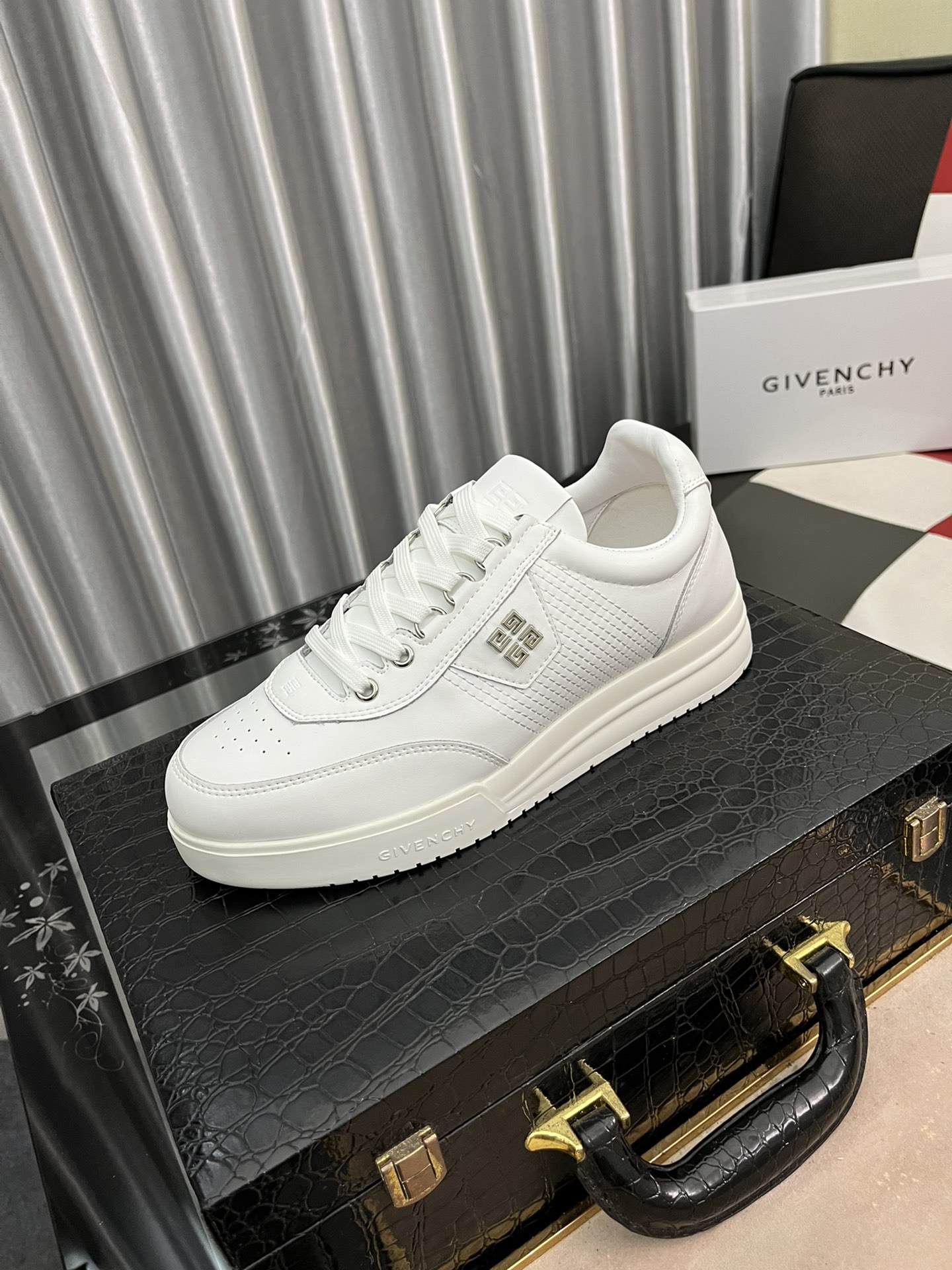 J5  Givenchy 纪梵希 男士运动休闲鞋，官网1：1复刻。面料采用进口光滑牛皮，，鞋舌饰金属4G 打孔LOGO，皮质垫脚，原版舒适大底，简约大气，时尚百搭，38-444色可选
