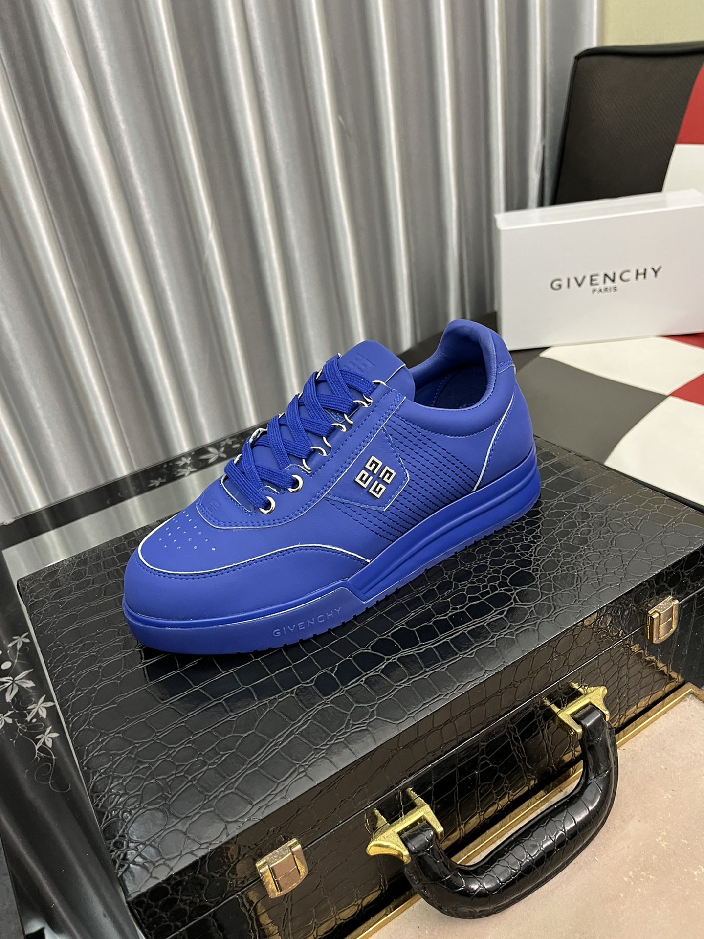 J5  Givenchy 纪梵希 男士运动休闲鞋，官网1：1复刻。面料采用进口光滑牛皮，，鞋舌饰金属4G 打孔LOGO，皮质垫脚，原版舒适大底，简约大气，时尚百搭，38-444色可选