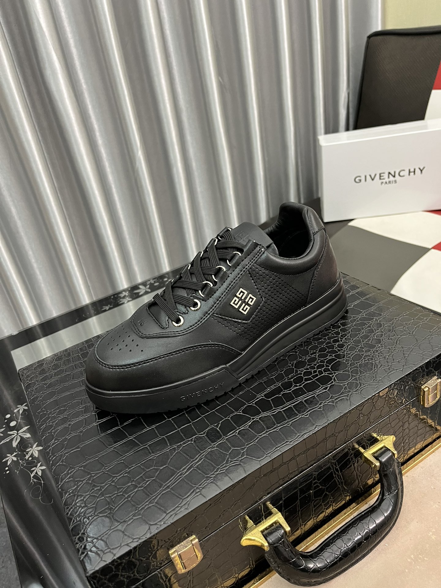 J5  Givenchy 纪梵希 男士运动休闲鞋，官网1：1复刻。面料采用进口光滑牛皮，，鞋舌饰金属4G 打孔LOGO，皮质垫脚，原版舒适大底，简约大气，时尚百搭，38-444色可选
