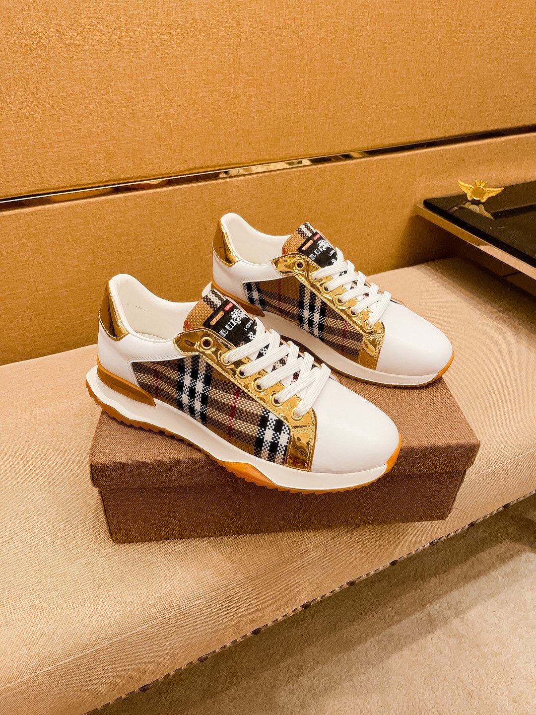 I5 巴宝莉 Burberry 男鞋高端品牌 官网1：1最新力作：鞋面采用意大利进口头层牛皮搭配舒适透气内里原版防滑耐磨大底制作，让行走更加便捷舒适，惊世之作，与官方的质量相比美的1：1复刻[色]打造时尚个性衬托你的与众不同潮男必备!经典