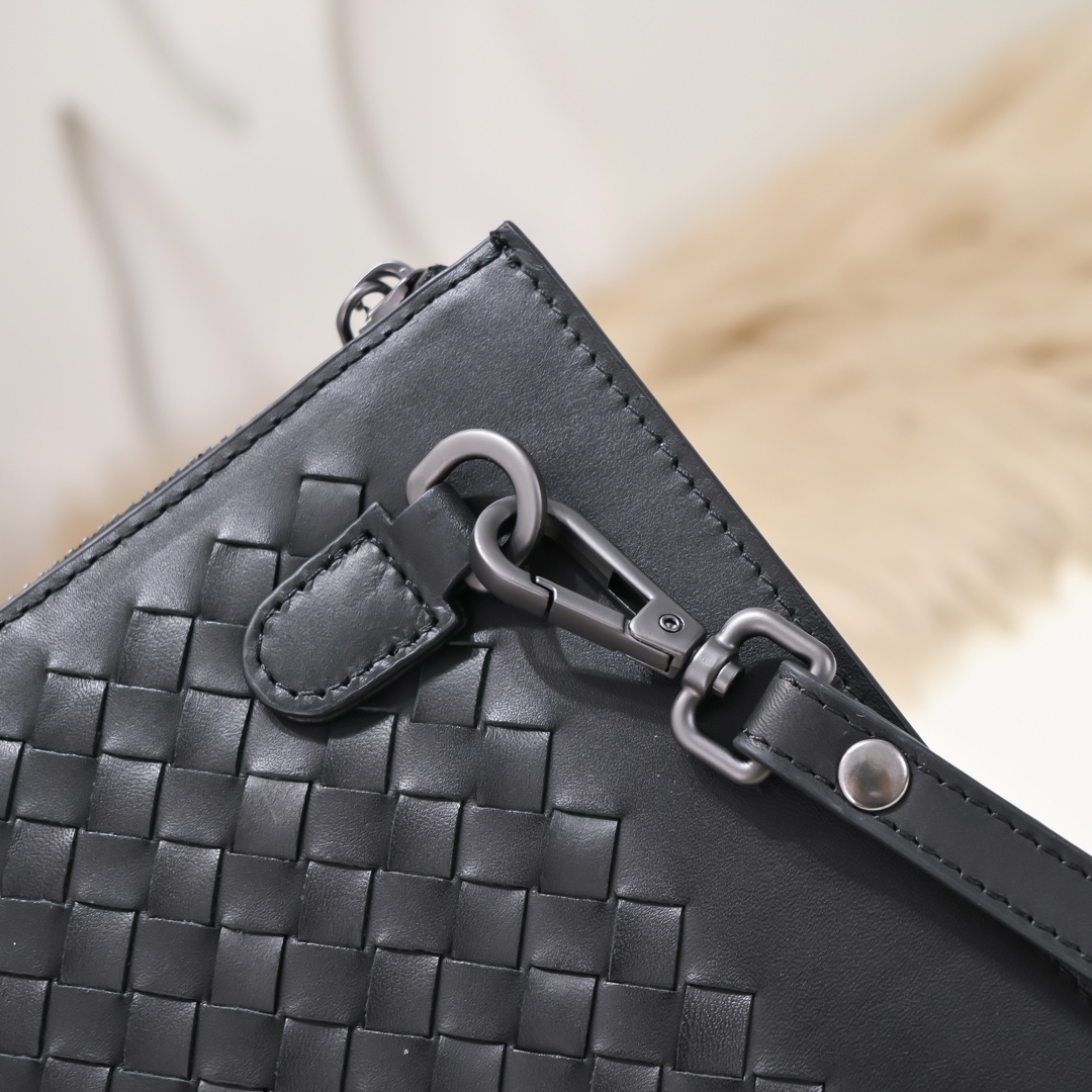 Bottega Veneta Men's Woven Leather Clutch Bag - Stylish and Functional 5 i1661104912 134 3