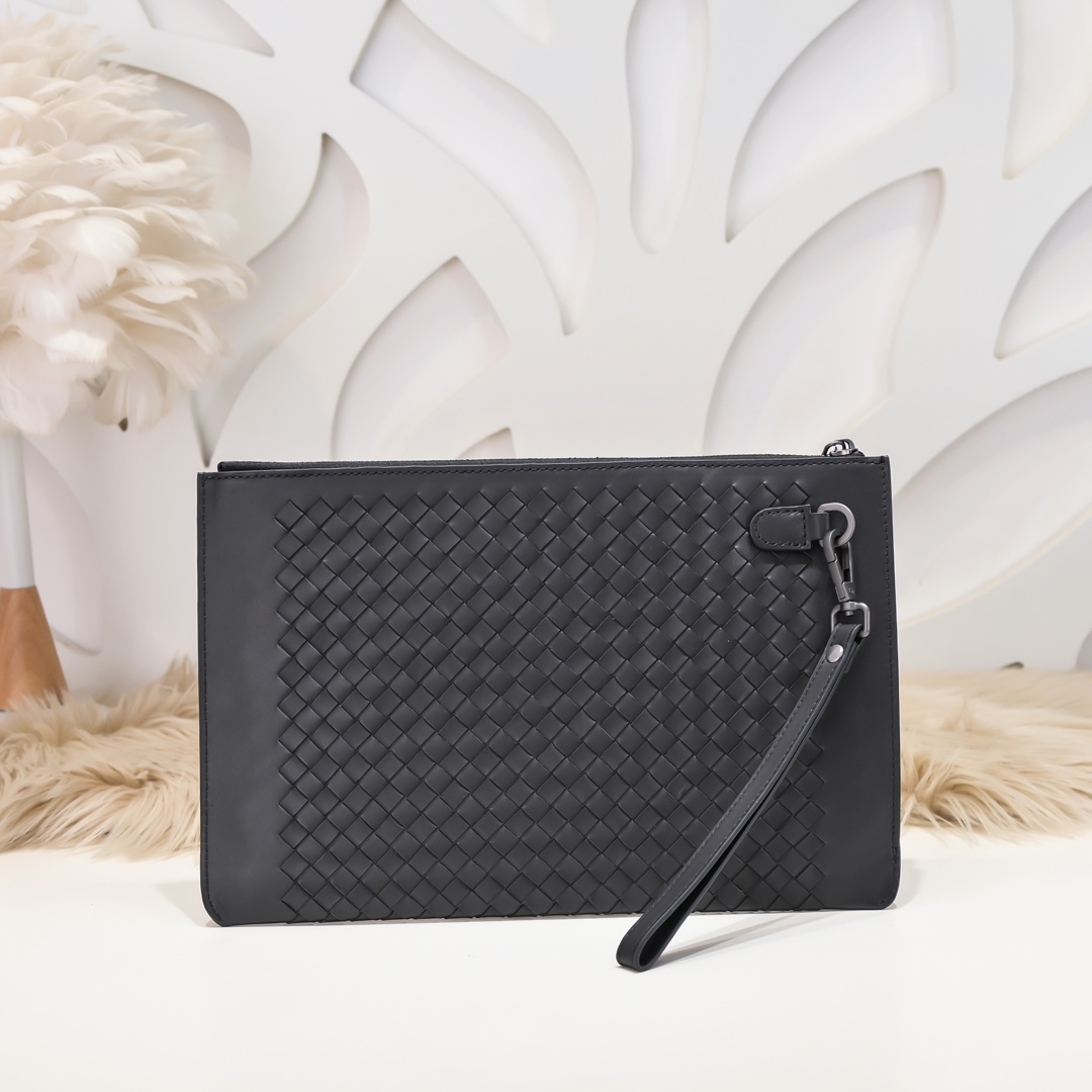 Bottega Veneta Men's Woven Leather Clutch Bag - Stylish and Functional 4 i1661104912 6132 2