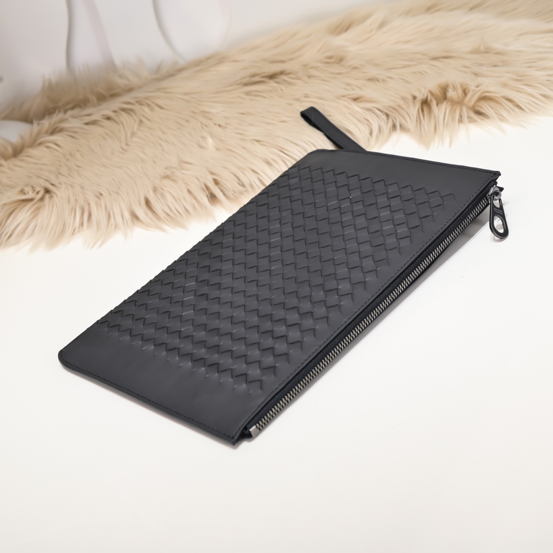 Bottega Veneta Men's Woven Leather Clutch Bag - Stylish and Functional 8 i1661104912 6969 6