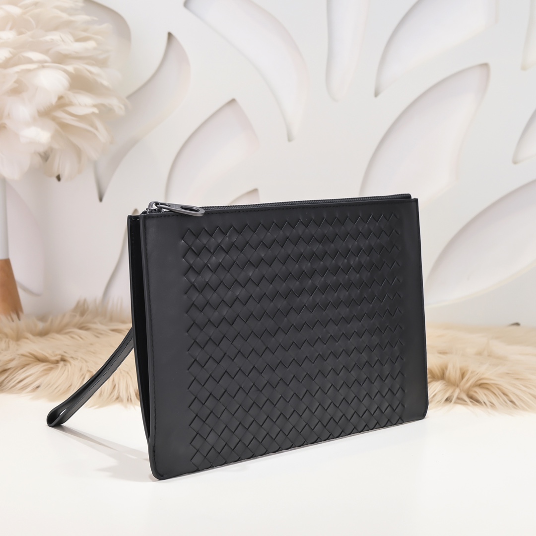 Bottega Veneta Men's Woven Leather Clutch Bag - Stylish and Functional 3 i1661104912 7705 1