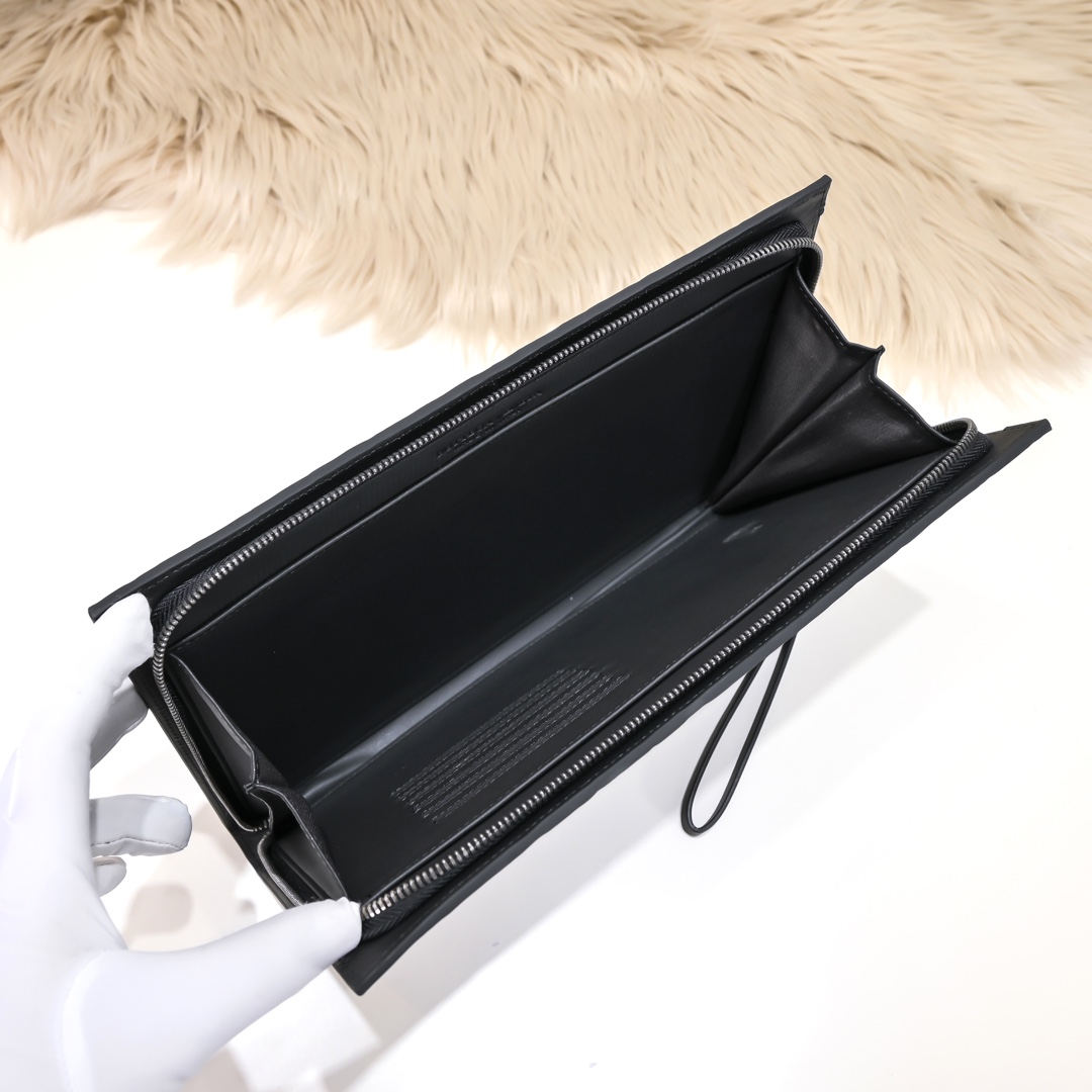 BV-最新款男士手拿包😄原单品质 官网同步 采用顶级打腊胎牛皮 手感超赞 专柜原装五金 独特的设计风格 完美至极 细节做