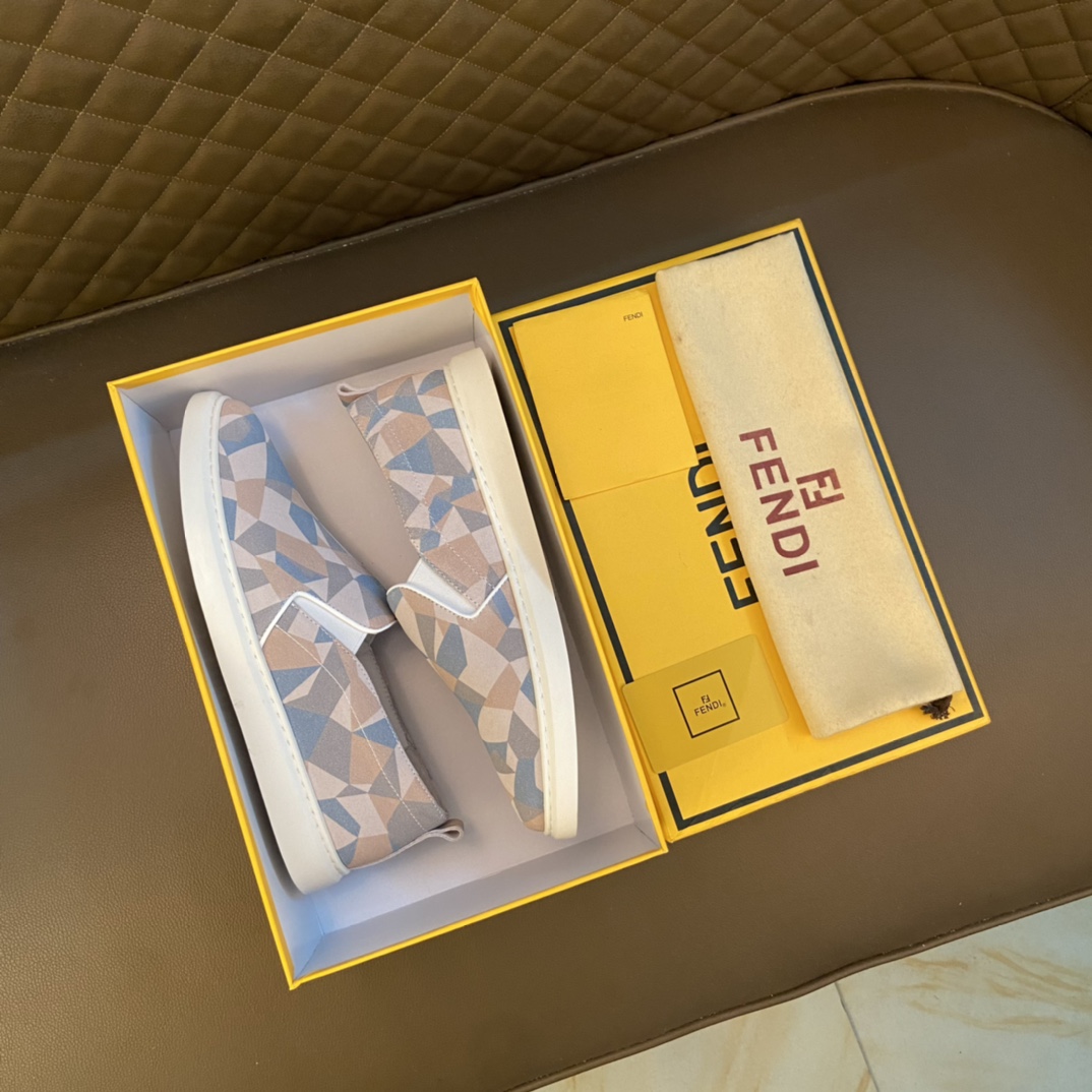 I5 原单 Fendi  芬迪  意大利进口头层牛皮鞋面细腻厚实看得到头层水染羊皮内里鞋垫logo清晰、立体磨砂后跟原厂特供 Fendi 芬迪 大底户外司机驾车鞋 可随意进出专柜、