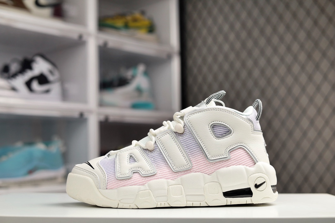 H5 纯原版本Nike Air More Uptempo 原装皮蓬 全网最高版本 没有之一Air More Uptempo绝对是耐克篮球鞋历史上最耀眼的里程碑之一，耐克一直以来都以不停的提升气垫容量来捍卫气垫的地位，当前后掌的花样全部玩尽之后，耐克终于还是打出了奠定王朝基础的一张牌：全掌外露气垫，U型气垫和Max Air的搭配是当时最切合实际的全掌气垫组合