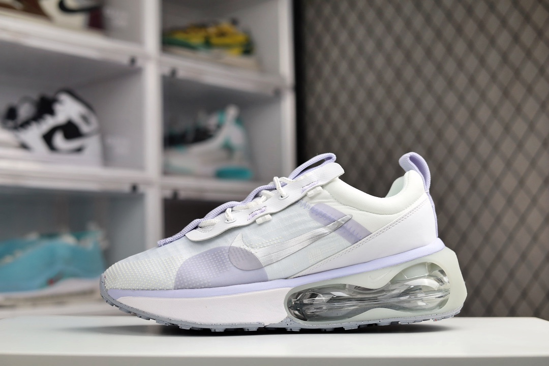 H0 NK Air Max 2021 全新跑鞋半掌气垫运动鞋机能风 该鞋款以黑色、铁灰色和白色的组合示人 酷感十足 鞋款最大亮点是足底和空心泡沫中底的新型Air缓震装置 带来了更为轻便柔软的脚感