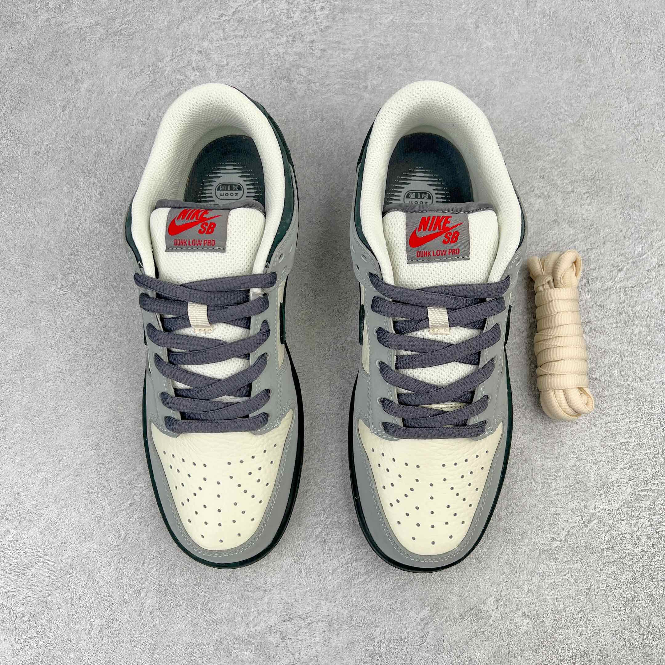 图片[2]-💰260 ＃CF纯原 NK Dunk Low 灰黑 304292-006 大厂出品 极力推荐 原装头层材料 独家版型蒸餾加工帶來的是更好的视觉和脚感体验大厂纯原品质出货 清洁度 电绣工艺 皮料切割干净无任何毛边 细节完美 尺码：39 40 40.5 41 42 42.5 43 44 44.5 45 编码：by3936030-运动鞋