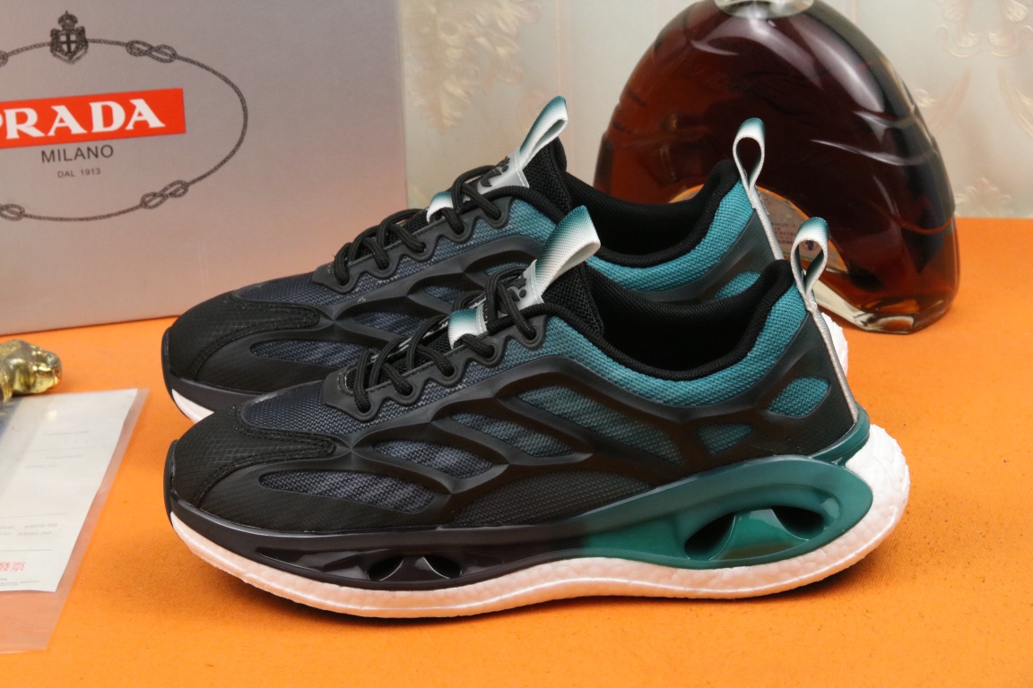 I5 高品质PRADA普拉达上市著名奢侈品牌，专柜同步更新，意大利男鞋时尚杂志季刊封面主推款鞋面采用意大利进口头层牛皮拼接冰丝网布制作，舒适透气内里。原版二次发泡气垫大底，上脚舒适有型。 细节无可挑剔。