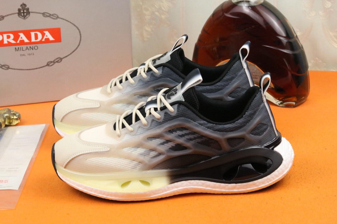I5 高品质PRADA普拉达上市著名奢侈品牌，专柜同步更新，意大利男鞋时尚杂志季刊封面主推款鞋面采用意大利进口头层牛皮拼接冰丝网布制作，舒适透气内里。原版二次发泡气垫大底，上脚舒适有型。 细节无可挑剔。